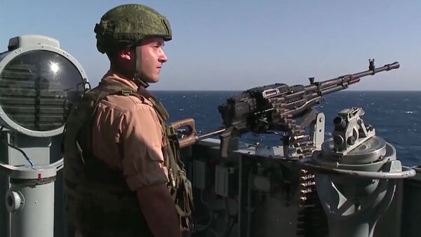 Quân nhân Nga trực chiến cảnh giới trên tuần dương hạm tên lửa Cận vệ “Matxcơva”  ngoài khơi bờ biển Latakia - Sputnik Việt Nam