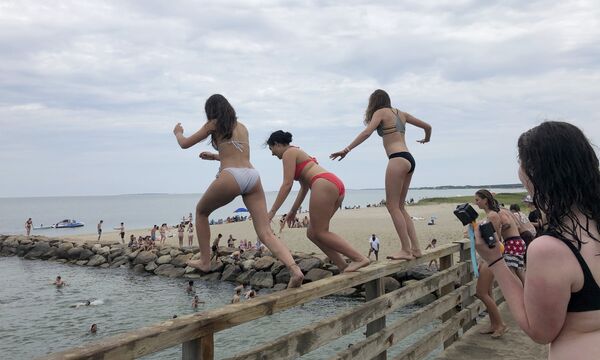 Các cô gái nhảy từ cầu xuống đầm nước ở Edgartown, Massachusetts - Sputnik Việt Nam