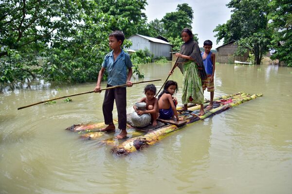 Người dân làng Mayong, Ấn Độ bị ảnh hưởng lũ lụt - Sputnik Việt Nam