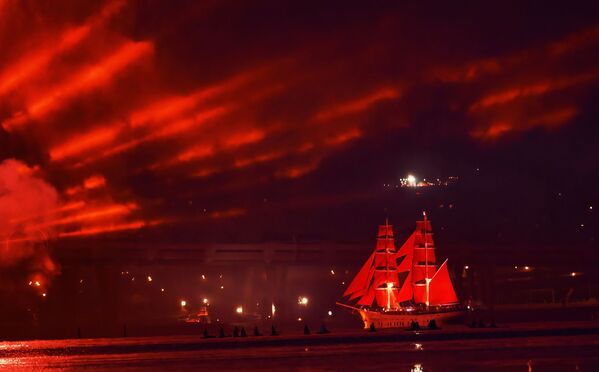 Tàu buồm Rossiya trên vịnh Phần Lan trong lễ hội tốt nghiệp phổ thông Cánh buồm đỏ thắm tại St. Petersburg, Liên bang Nga - Sputnik Việt Nam