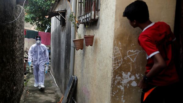 Nhân viên y tế mặc đồ bảo hộ trong khu ổ chuột Mumbai, Ấn Độ - Sputnik Việt Nam