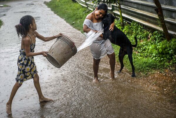 Trẻ em chơi trong mưa, Havana, Cuba - Sputnik Việt Nam
