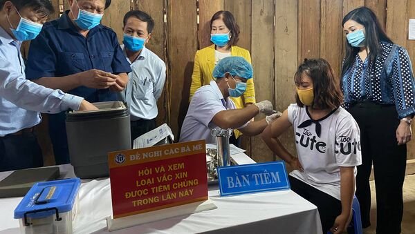 Thứ trưởng Đỗ Xuân Tuyên kiểm tra việc tiêm chủng tại xã Quang Hoà, huyện Đắk Glong. - Sputnik Việt Nam