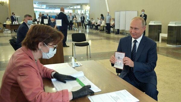 Tổng thống Nga Vladimir Putin trong cuộc bỏ phiếu về việc phê chuẩn sửa đổi Hiến pháp Liên bang Nga - Sputnik Việt Nam