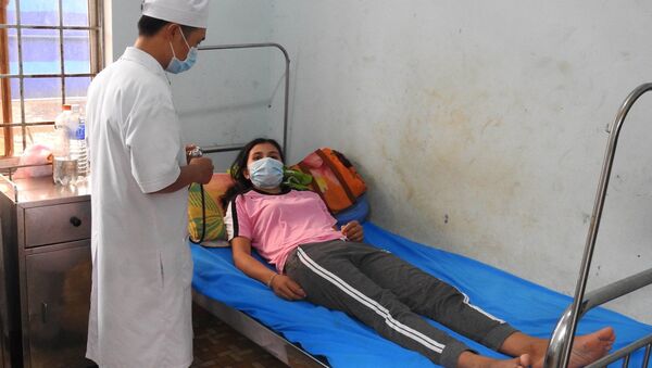 Các bác sỹ tại Trung tâm Y tế huyện Đăk Tô, tỉnh Kon Tum thăm, khám cho bệnh nhân mắc bệnh bạch hầu. - Sputnik Việt Nam