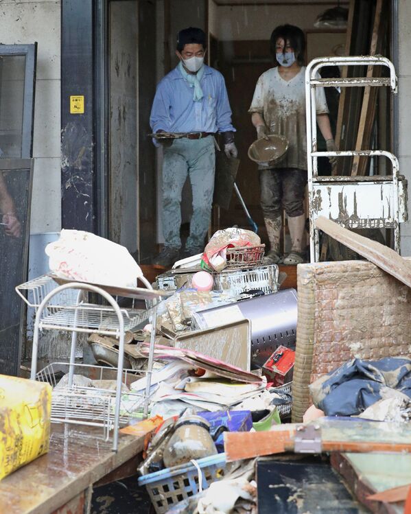 Cư dân khôi phục nhà cửa sau trận lụt ở Hitoyoshi, tỉnh Kumamoto, Nhật Bản - Sputnik Việt Nam