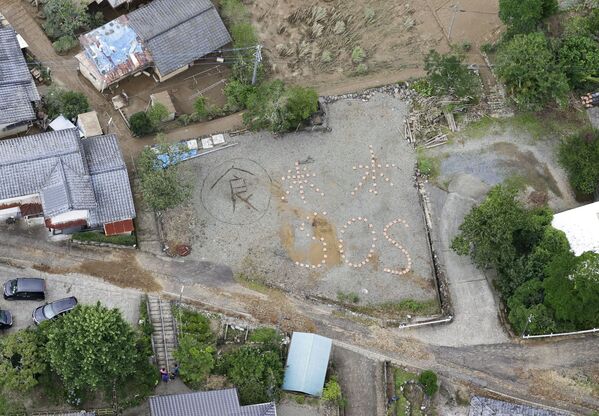 Dòng chữ kêu cứu «SOS» trong trận lụt ở tỉnh Kumamoto, Nhật Bản - Sputnik Việt Nam