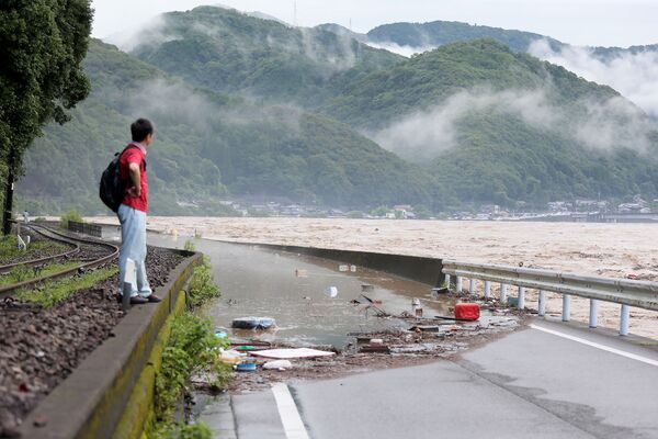 Người đàn ông bên con đường hư hại do mưa lớn ở tỉnh Kumamoto, Nhật Bản - Sputnik Việt Nam