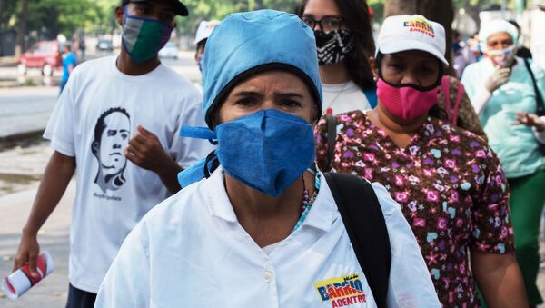 Nhân viên y tế đến khu dân cư ở Caracas để xác định các ca nhiễm coronavirus. - Sputnik Việt Nam