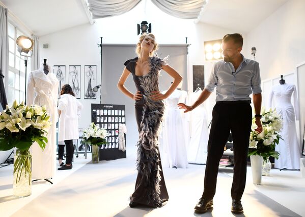 Nhà thiết kế thời trang người Pháp Julien Fourney với người mẫu Michaela Tomanova trong quá trình quay phim cho Tuần lễ thời trang Paris - Sputnik Việt Nam