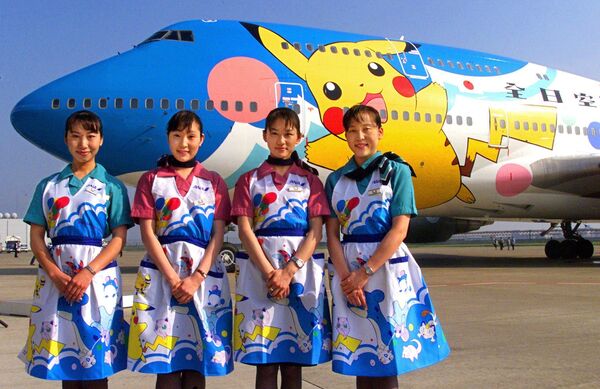 Các nữ tiếp viên hàng không của hãng hàng không Nhật Bản All Nippon Airways đối diện máy bay Pokemon (Pocket Monsters), năm 1999 - Sputnik Việt Nam
