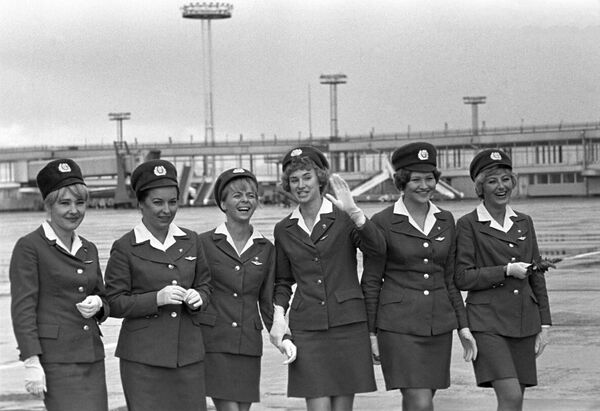 Các nữ tiếp viên hàng không tại sân bay Moskva Domodedovo - Sputnik Việt Nam