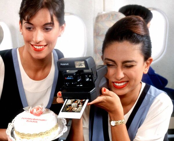Các nữ tiếp viên hàng không United Arab Emirates trong bữa tiệc sinh nhật em bé trên máy bay, năm 1997 - Sputnik Việt Nam