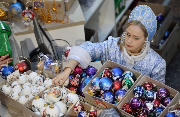 Người bán hàng khoác áo Bạch tuyết tại Hội chợ Năm mới, cửa hàng  GUM Moskva. - Sputnik Việt Nam