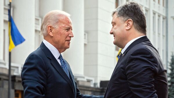 Joe Biden và Pyotr Poroshenko - Sputnik Việt Nam