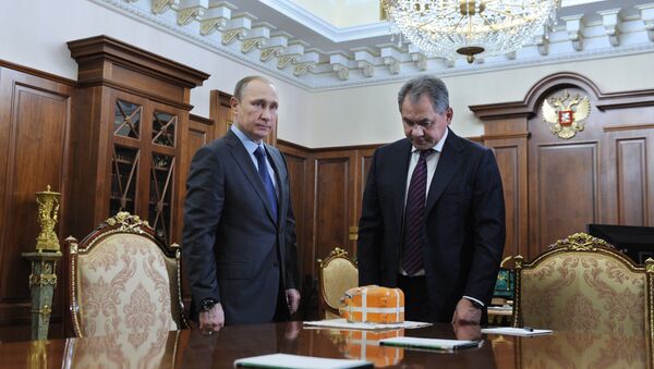 Tổng thống Nga Vladimir Putin gặp Bộ trưởng Quốc phòng Sergei Shoigu - Sputnik Việt Nam