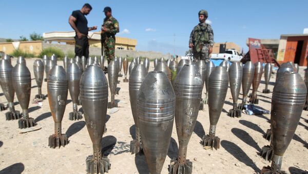 Cảnh sát Iraq khám xét đạn dược của chiến binh Daesh ở Tikrit - Sputnik Việt Nam