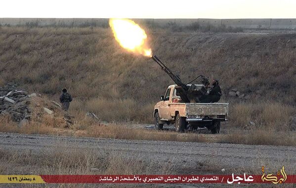 Chiến binh IS (Daesh) hướng hỏa lực vào máy bay quân sự Syria gần thành phố Hassaki - Sputnik Việt Nam