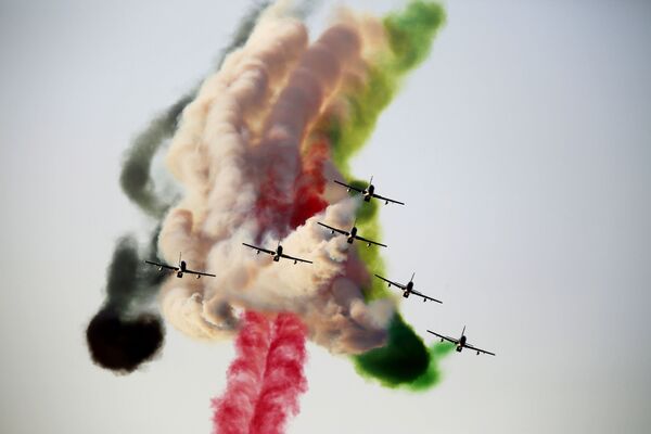 Tiết mục biểu diễn của đội thuật lái nhào lộn “Hiệp sĩ” thuộc Không lực UAE tại World Air Games ở Dubai - Sputnik Việt Nam