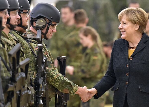 Thủ tướng Đức Angela Merkel bắt tay người lính trong chuyến thăm đơn vị quân y  Đức  ở thành phố Leer - Sputnik Việt Nam