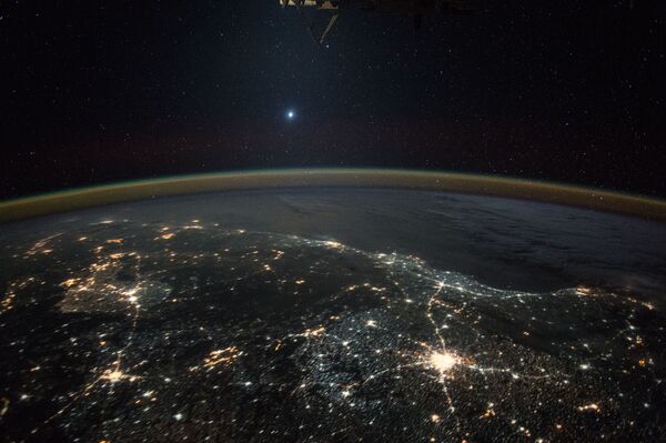 Hình ảnh sao Kim trên nền ánh đèn đêm của Trái đất, chụp từ Trạm vũ trụ quốc tế ISS - Sputnik Việt Nam