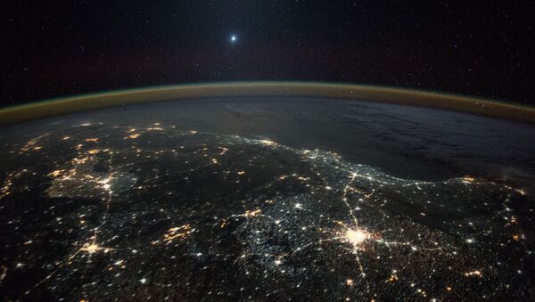 Hình ảnh sao Kim trên nền ánh đèn đêm của Trái đất, chụp từ Trạm vũ trụ quốc tế ISS - Sputnik Việt Nam