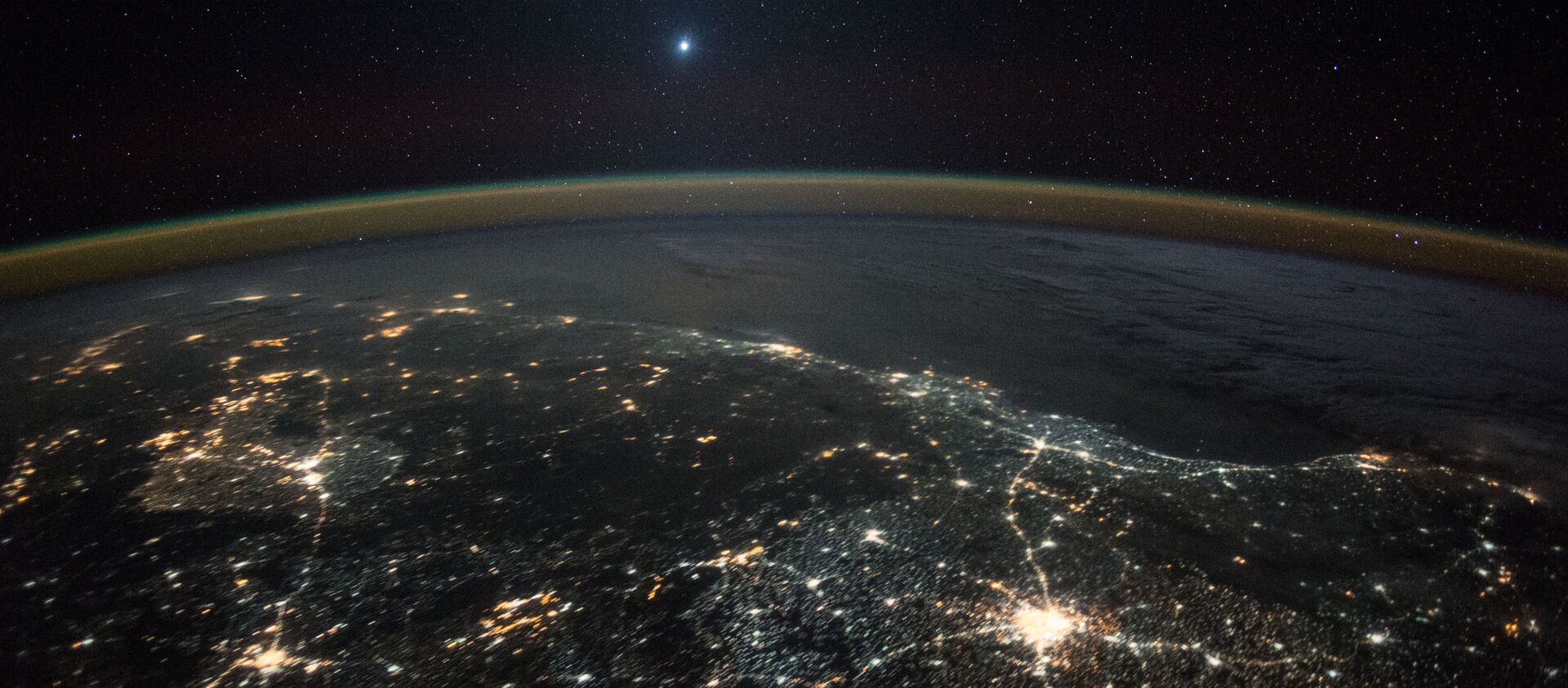 Hình ảnh sao Kim trên nền ánh đèn đêm của Trái đất, chụp từ Trạm vũ trụ quốc tế ISS - Sputnik Việt Nam, 1920, 09.04.2021