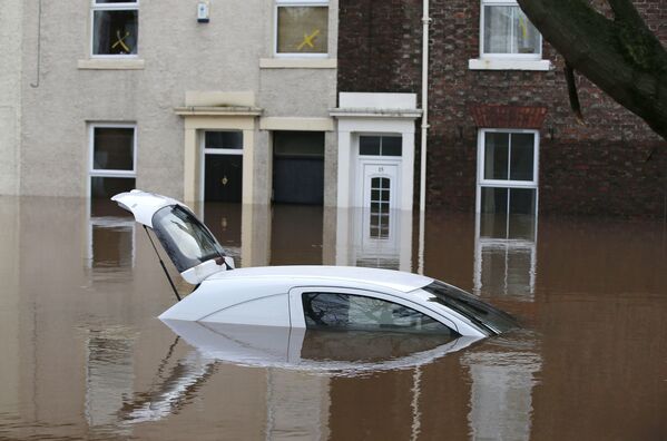 Chiếc ô tô bị chìm trong nước lụt tại trung tâm thành phố Carlisle miền tây-bắc nước Anh - Sputnik Việt Nam