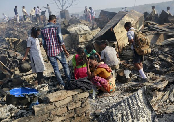 Người phụ nữ khóc bên đống đổ nát của ngôi nhà bị cháy trong khu ổ chuột của Mumbai, Ấn Độ - Sputnik Việt Nam