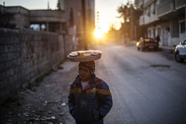 Một thiếu niên bán đồ uống trên đường phố ở đô thị Kamishli của Syria - Sputnik Việt Nam
