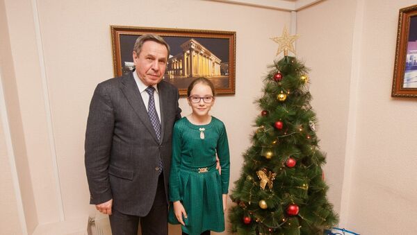 Nữ sinh được trao tặng món quà năm mới là một chiếc xe đạp từ tổng thống Vladimir Putin - Sputnik Việt Nam