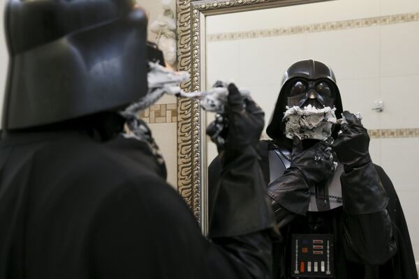 Darth Vader Nikolaevich cạo râu trước gương trong căn hộ của mình ở Odessa - Sputnik Việt Nam