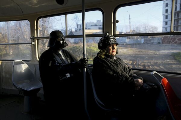 Darth Vader Nikolaevich đi xe buýt ở Odessa - Sputnik Việt Nam