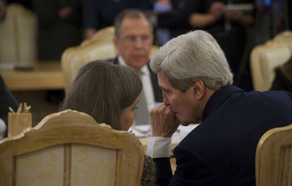 Trợ lý Ngoại trưởng Mỹ về vấn đề châu Âu và Âu Á Victoria Nuland và Ngoại trưởng Mỹ John Kerry tại cuộc gặp với Ngoại trưởng Nga Sergei Lavrov tại Moskva. - Sputnik Việt Nam