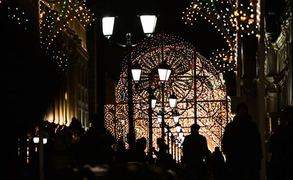 Phố Nikolskaya ở Moskva, nơi có nhiều đèn màu trang trí trong khuôn khổ Liên hoan quốc tế Ánh sáng Giáng sinh - Sputnik Việt Nam