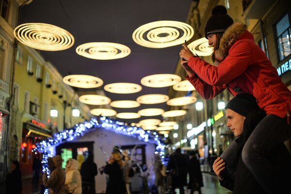 Các bạn trẻ chụp ảnh các thiết kế đèn màu tại Liên hoan Quốc tế Ánh sáng Giáng sinh trên phố Camergersky ở Moskva - Sputnik Việt Nam