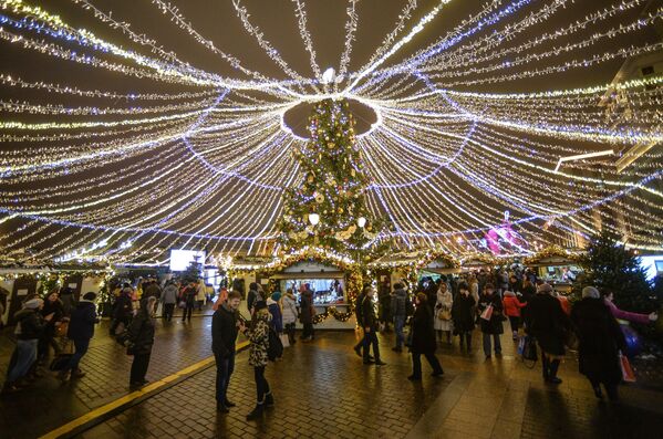 Người đi bộ tại hội chợ Giáng sinh trên phố Okhotny Ryad tại Moskva - Sputnik Việt Nam