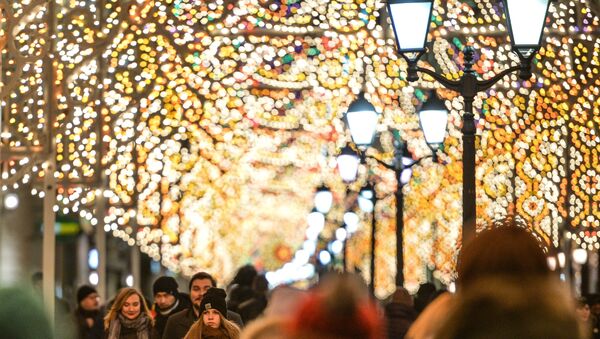 Người đi bộ trên phố Nikolskaya ở Moskva, nơi có nhiều đèn màu trang trí trong khuôn khổ Liên hoan quốc tế Ánh sáng Giáng sinh - Sputnik Việt Nam