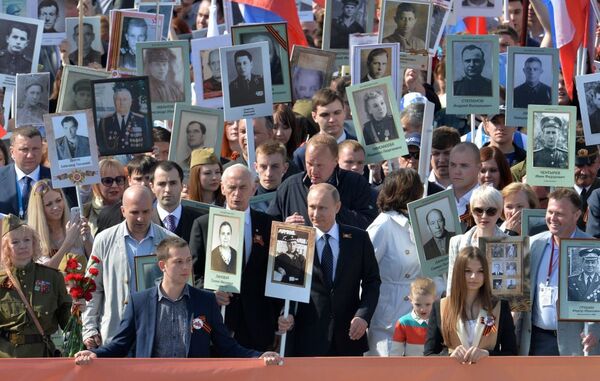 Tổng thống Nga Vladimir Putin dẫn đầu cuộc tuần hành của tổ chức yêu nước khu vực Trung đoàn bất tử Moskva đi qua Quảng trường Đỏ - Sputnik Việt Nam