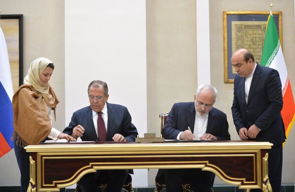 Ngoại trưởng Nga Sergei Lavrov và Ngoại trưởng Iran Mohammad Javad Zarif tại lễ ký văn bản chung về kết quả đàm phán Nga-Iran tại Tehran - Sputnik Việt Nam