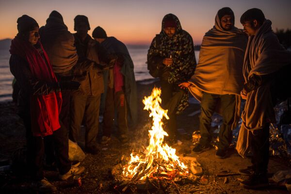 Người nhập cư ngồi sưởi bên đống lửa trên đảo Lesbos của Hy Lạp - Sputnik Việt Nam