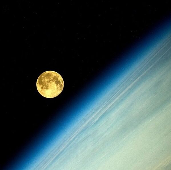 Siêu mặt trăng nhìn từ ô cửa sổ trạm không gian quốc tế ISS - Sputnik Việt Nam