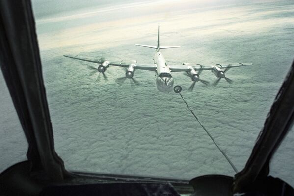 Máy bay ném bom chiến lược Tu-95 tiếp nhiên liệu trên không - Sputnik Việt Nam