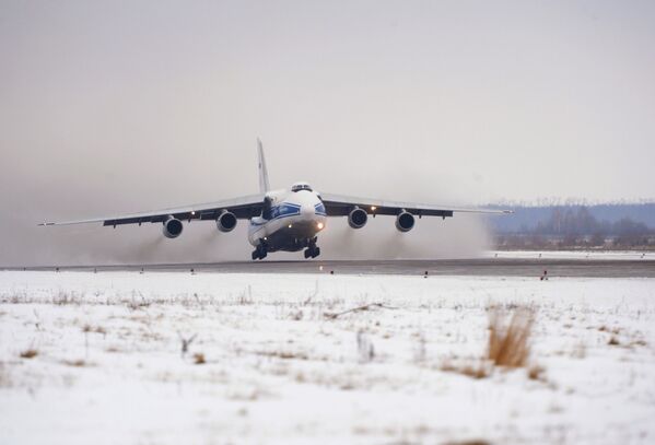 Máy bay An-124 Ruslan mang ngọn đuốc Olympic cất cánh từ sân bay Ulyanovsk-Vostochny - Sputnik Việt Nam
