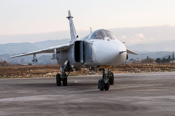 Phi công Nga trên nền máy bay chiến đấu tại căn cứ không quân Hmeymim ở Syria. - Sputnik Việt Nam