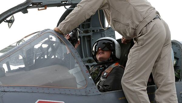 Phi công Nga tại căn cứ không quân Hmeymim ở Syria. - Sputnik Việt Nam